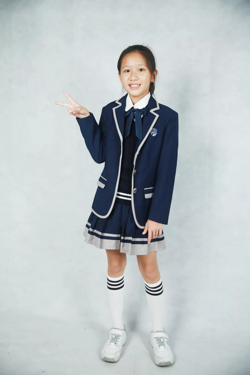 2018新版校服,告别了宽大的校服,采取贴身剪裁,让身型更美.